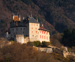 Chateau-Menthon-Saint-Bernard-Montagne-dents-de-lanfon-web